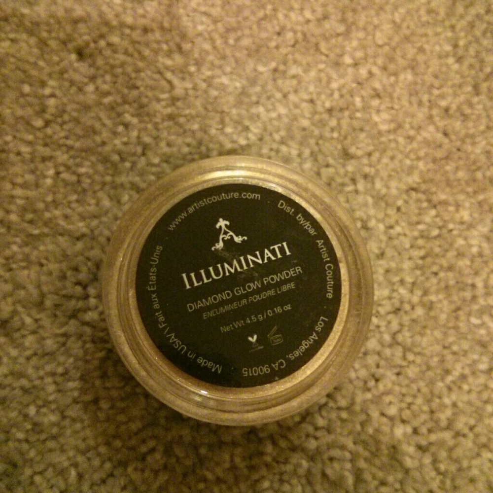 Artist couture highlighter in illuminati